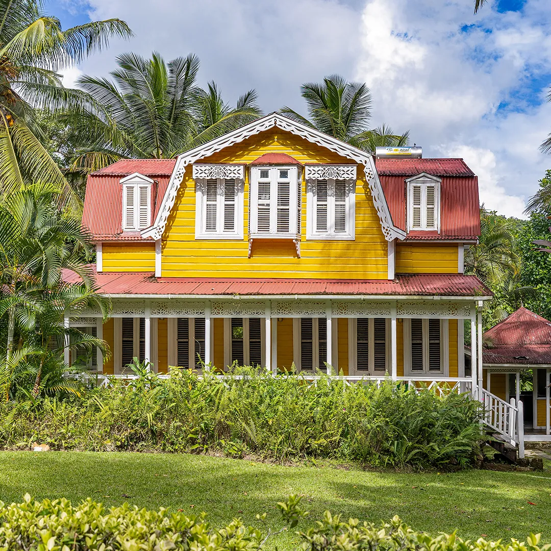 DeluxeTwoBed_Square_1080x1080b