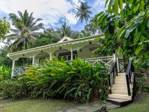 Exterior_Slide_1620x1080 Exterior_Slide_1620x1080